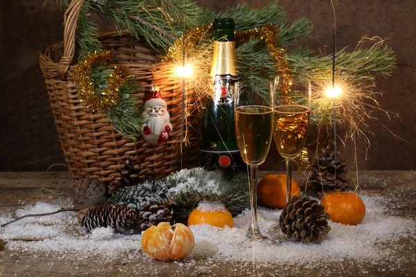 Champagner, Mandarinen, Bengalfeuer und Tannenzweig mit Zapfen — Stockfoto