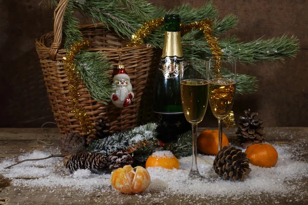 Champagner, Mandarinen und Tannenzweig mit Zapfen — Stockfoto