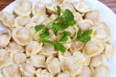 Tereyağı ve toz biber, maydanoz şubesi ile mantı