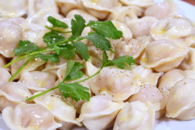 Hazır mantı ile gönderilmiş tereyağı, maydanoz ve grou tarafından strewed