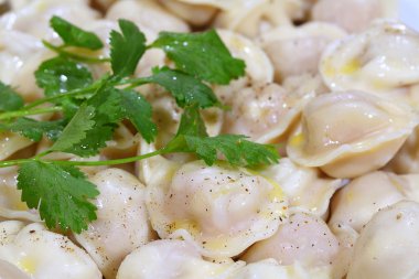 Tereyağı ve toz biber, maydanoz şubesi ile mantı