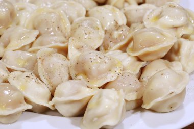 Tereyağı ve toz biber ile mantı