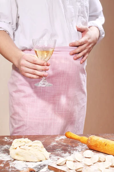 Мужская рука держит бокал белого вина — стоковое фото
