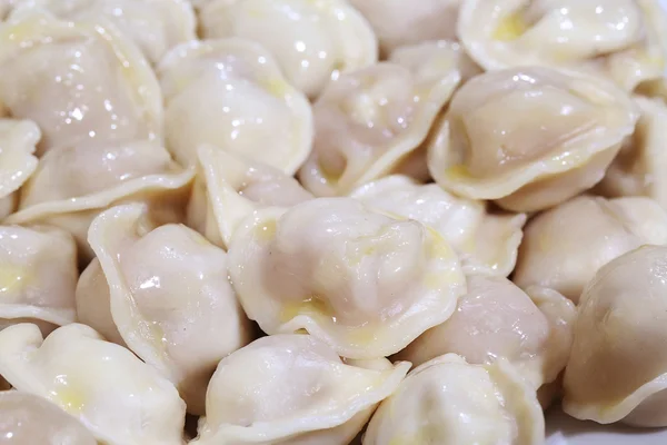 Pelmeni med smörpelmeni με βούτυρο — Stockfoto