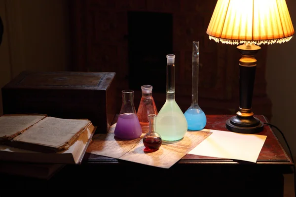 Стол, книга и фарфор для химического эксперимента — стоковое фото