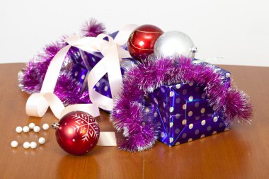 Bir süsleme bir kürk ağacı ve bir hediye paketi için tinsel, Küre