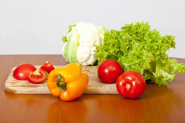 Ensalada, pimienta, tomates y coliflor —  Fotos de Stock