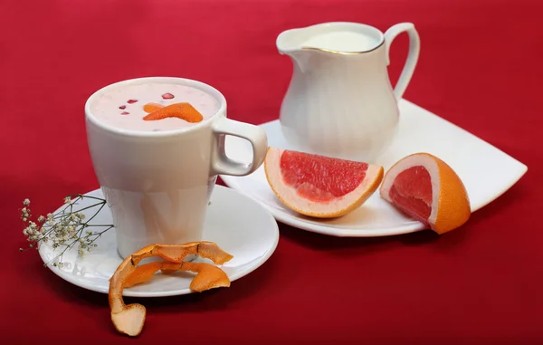Чай с мороженым и грейпфрутом — стоковое фото