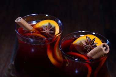 Portakal, bal, tarçın, bir carna eklenmesi ile mulled şarap