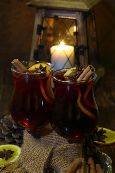 Glühwein mit einer Orange, Honig, Zimt, einer Nelke und einem — Stockfoto