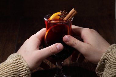 Adamın ellerini tutun bir mulled şarap cam, bir o ile mulled şarap