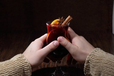 Adamın ellerini tutun bir mulled şarap cam, bir o ile mulled şarap