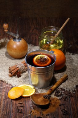 Mulled şarap hazırlanması bir turuncu, tatlım, CI eklenmesi ile