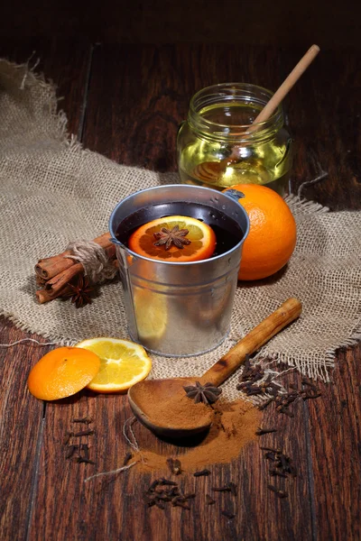 Préparation de vin chaud, vin chaud avec une orange, miel, cannn — Photo