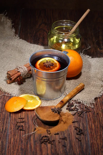 Mulled wine preparation, mulled wine with an orange, honey, cinn — Stock Photo, Image