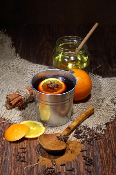 Preparación de vino caliente con adición de una naranja, miel, ci — Foto de Stock