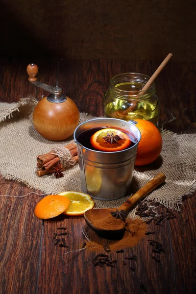 Préparation de vin chaud, vin chaud avec une orange, miel, cannn — Photo