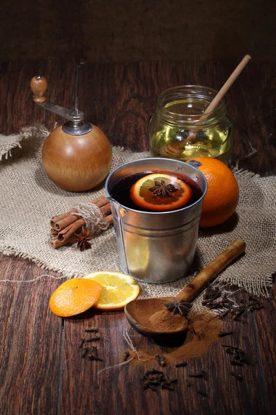 Préparation de vin chaud, vin chaud avec une orange, miel, cannn — Photo