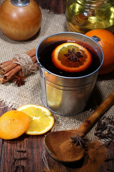 Preparazione di vin brulè con aggiunta di un'arancia, miele, ci — Foto Stock