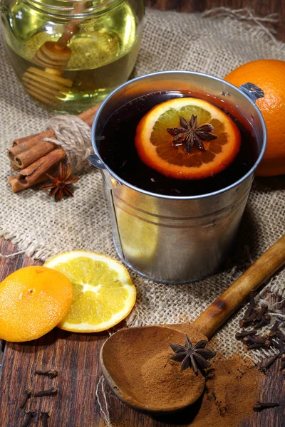 Preparazione di vino rimuginato, vino rimuginato con un'arancia, un miele, un cinn — Foto Stock