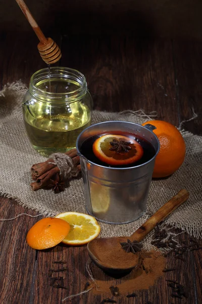 Preparación de vino caliente, vino caliente con naranja, miel, cinn —  Fotos de Stock