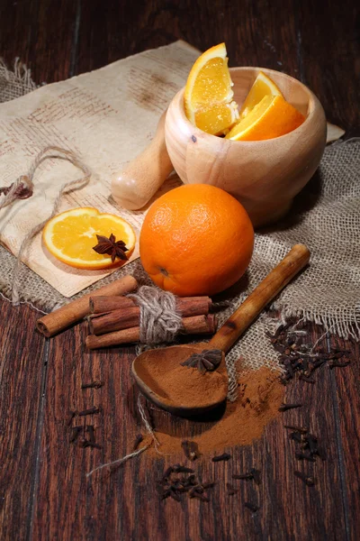 Preparación de vino caliente, naranja, miel, canela, clavel y — Foto de Stock