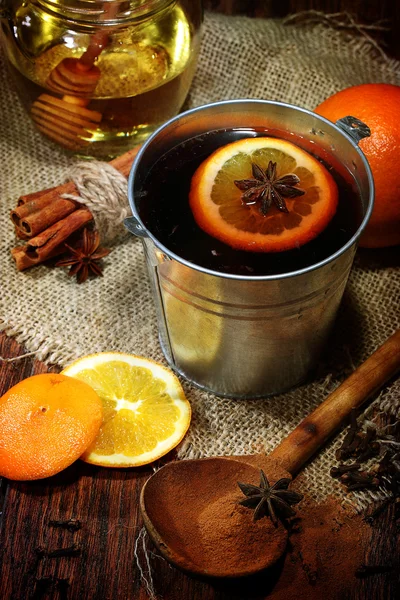 Preparación de vino caliente, naranja, miel, canela, clavel y —  Fotos de Stock