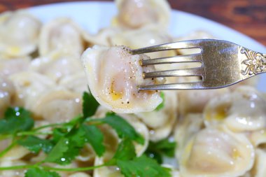 Ekşi krema, tereyağı zemin biber ve taze maydanoz ile mantı