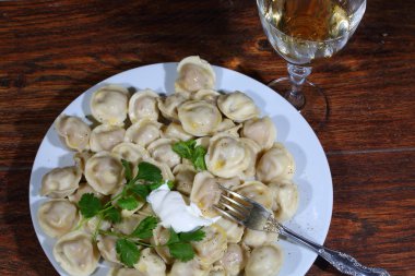 Şarap ve bir tabak içinde mantı