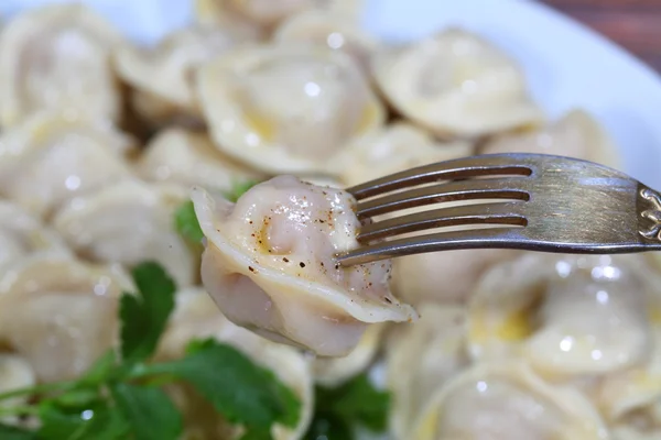 Pelmeni com creme de leite, a manteiga moída por pimenta e p fresco — Fotografia de Stock