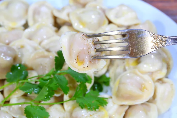 Pelmeni mit saurer Sahne, mit Pfeffer gemahlener Butter und frischem — Stockfoto