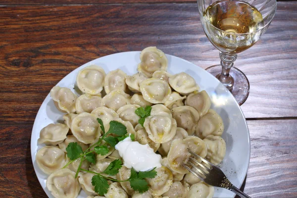 Vin et pelmeni dans une assiette — Photo