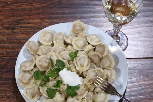 Vin et pelmeni dans une assiette — Photo