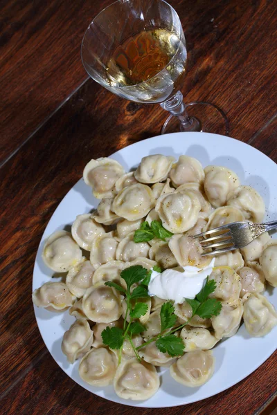 Wijn en pelmeni in een plaat — Stockfoto