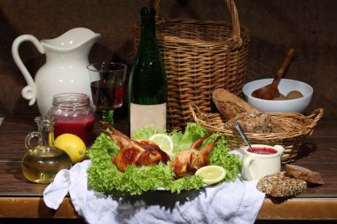 Şarap, yabanmersini sosu ve taze yaprakları ile gönderilen şarkısını söyledi