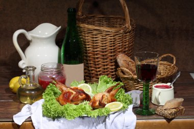 Şarap, yabanmersini sosu ve taze yaprakları ile gönderilen şarkısını söyledi