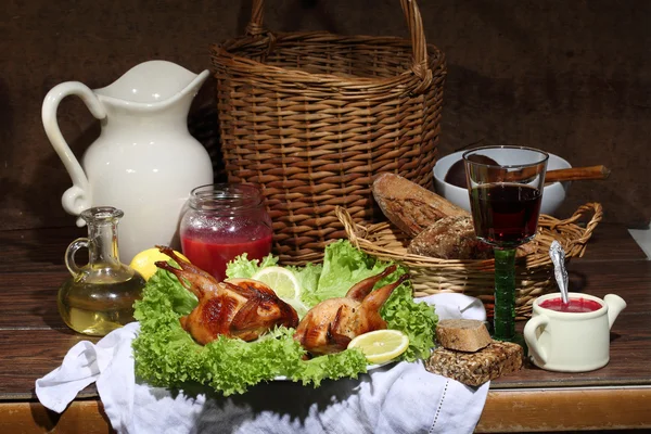 Hat mit Wein, Preiselbeersoße und frischen Blättern gesungen — Stockfoto