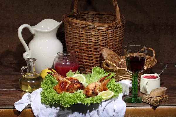 A chanté soumis avec du vin, sauce à la myrtille et des feuilles de frais — Photo