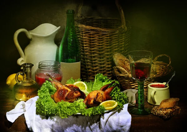 Has sung submitted with wine, cowberry sauce and leaves of fresh — Stock Photo, Image