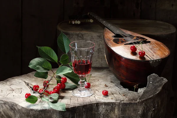 Vinho, cereja fresca e mandolina — Fotografia de Stock