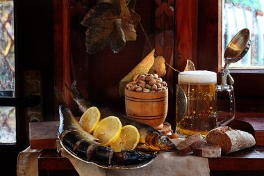Bira ve şeffaf kupa ve limon ile balık