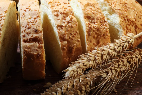 Hosszú kenyeret, darabokra vágott — Stock Fotó