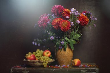 Üzüm, elma ve buket cinniya ve Aster, bir sonbahar st