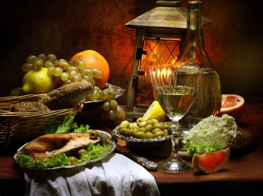 Somon, şarap, zeytin, peynir, üzüm ve küçük bir lamba