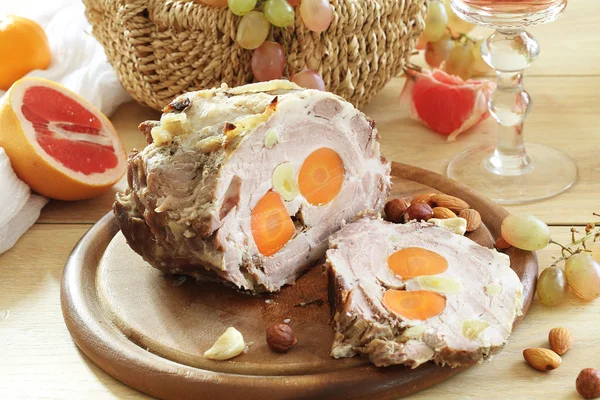Carne de porc fiartă umplută cu morcovi și usturoi — Fotografie, imagine de stoc