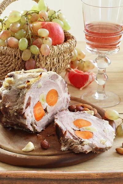 Carne de porc fiartă umplută cu morcovi și usturoi și vin într-o transpa — Fotografie, imagine de stoc