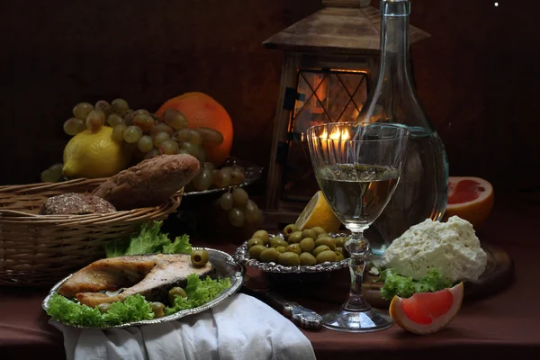 Stillleben mit Wein, Lachs, Käse, Oliven und Trauben — Stockfoto