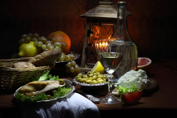 Salmão, vinho, azeitonas, queijo, uvas e uma pequena lâmpada — Fotografia de Stock