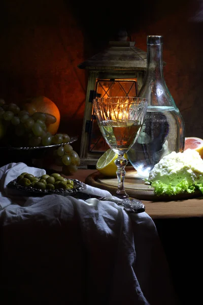 Wino, oliwki, ser, winogron i mała lampka — Zdjęcie stockowe
