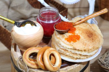 Krep, kırmızı havyar, ekşi krema ve koyu kırmızı meyve suyu